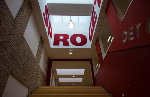 Røde bogstaver udskåret filt på væg